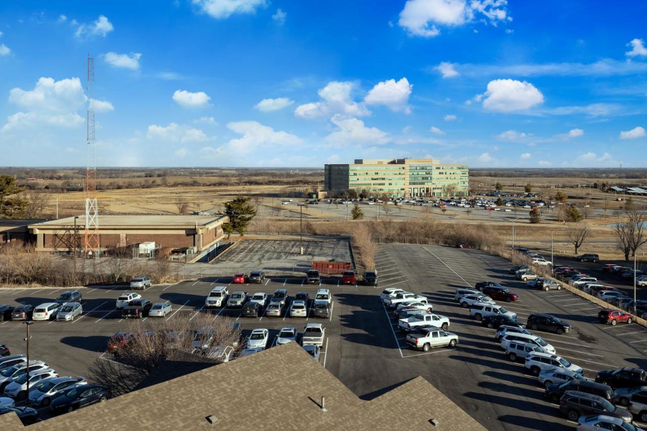 Orangewood Inn & Suites Kansas City Airport Exterior foto