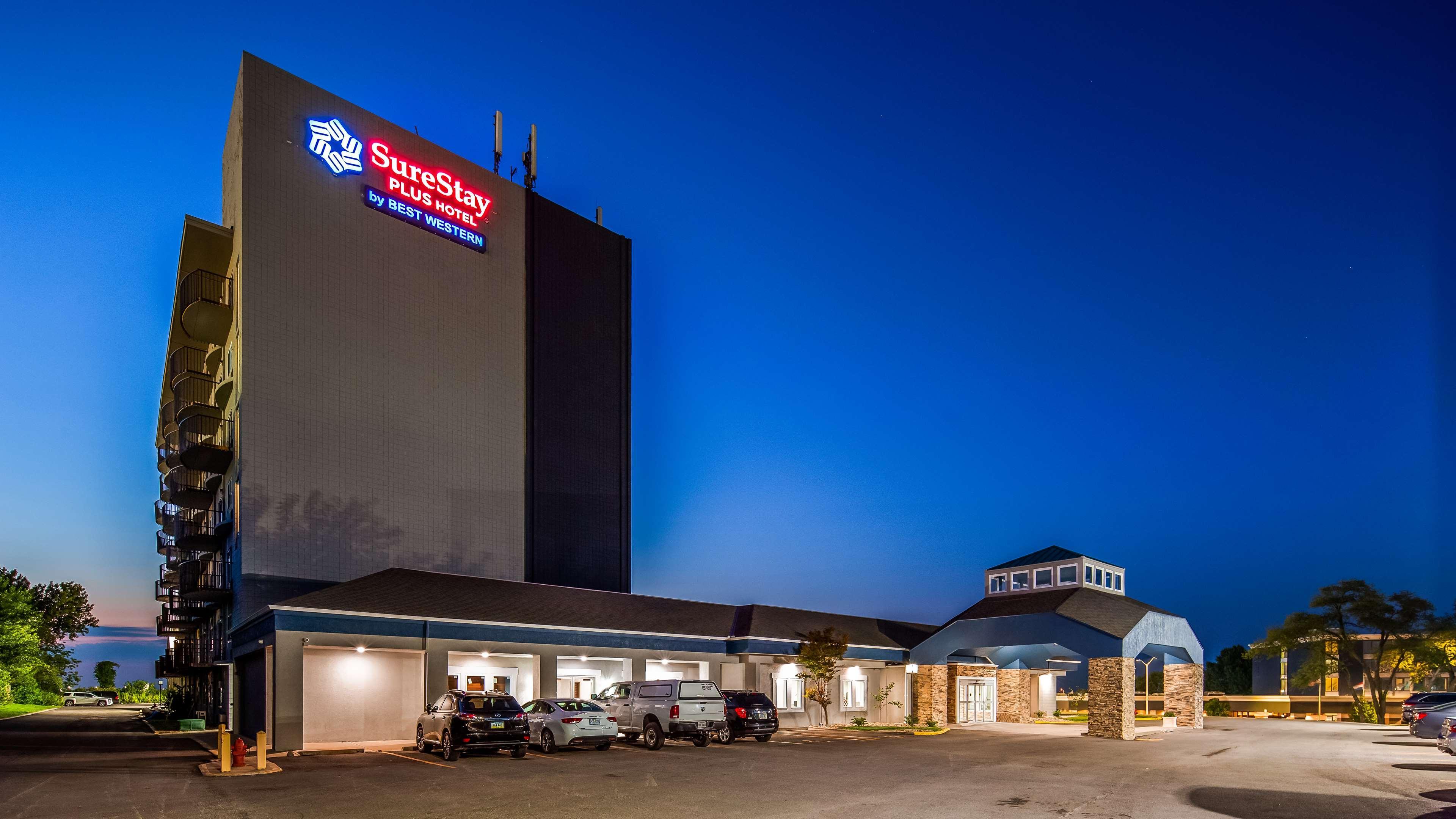 Orangewood Inn & Suites Kansas City Airport Exterior foto