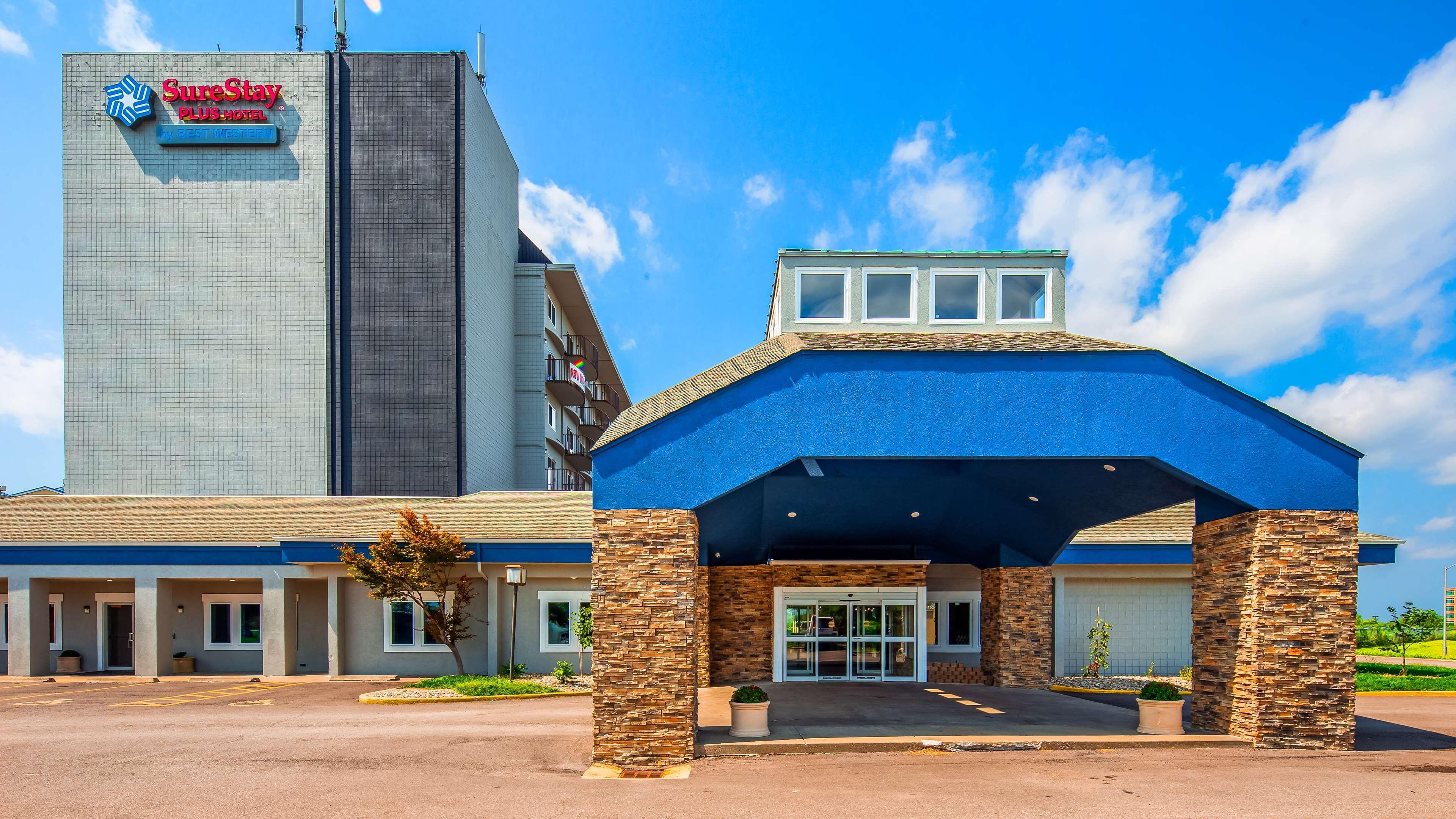 Orangewood Inn & Suites Kansas City Airport Exterior foto